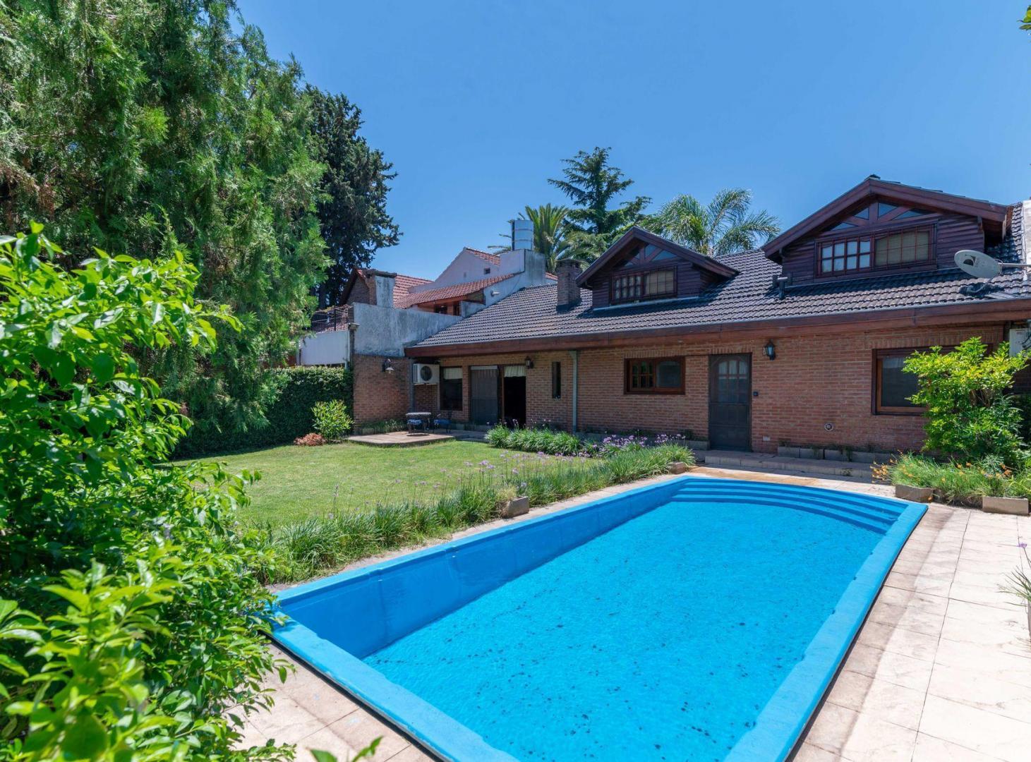 Foto de CASA EN VENTA 4 AMB COCHERA,JARDIN,PILETA QUILMES, imagen 1