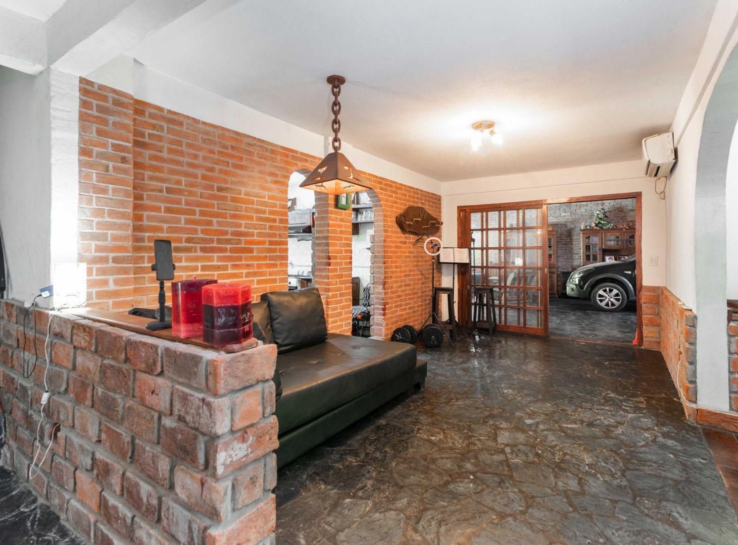 Foto de CASA EN VENTA 4 AMB COCHERA,JARDIN,PILETA QUILMES, imagen 3