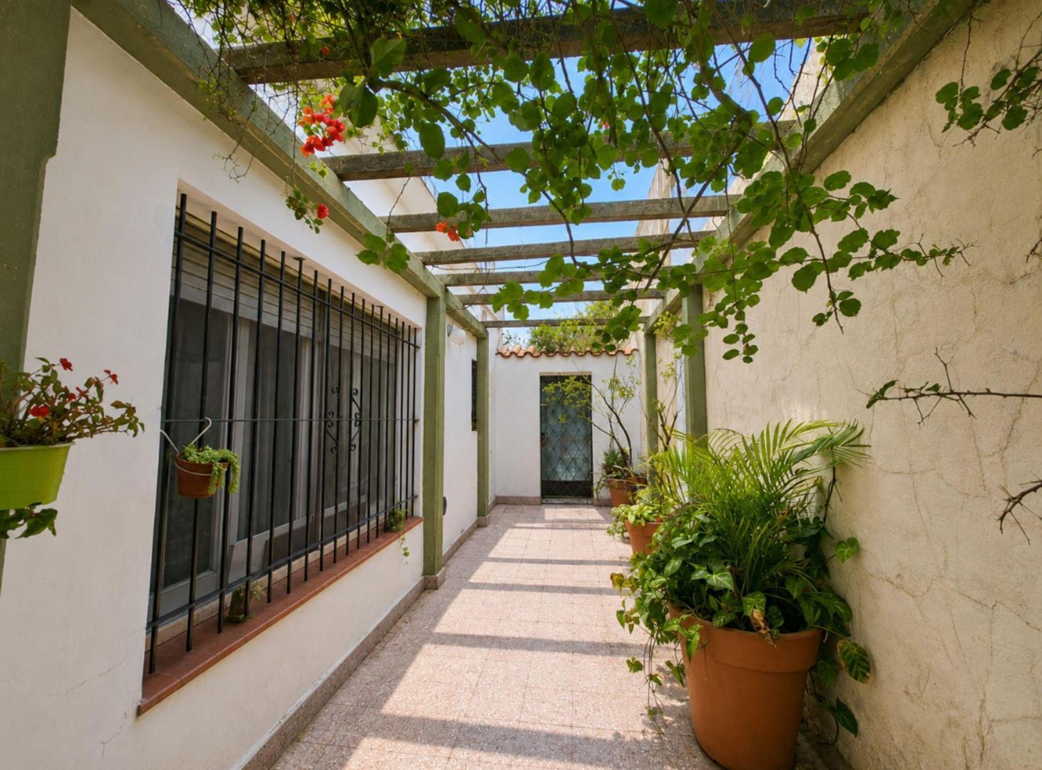 Foto de VENTA CASA 3 AMB CON PARQUE BERNAL OESTE, imagen 1