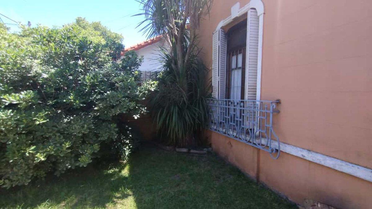 Foto de VENTA CASA 4 AMBIENTES EN BERNAL CON AMPLIO LOTE, imagen 2