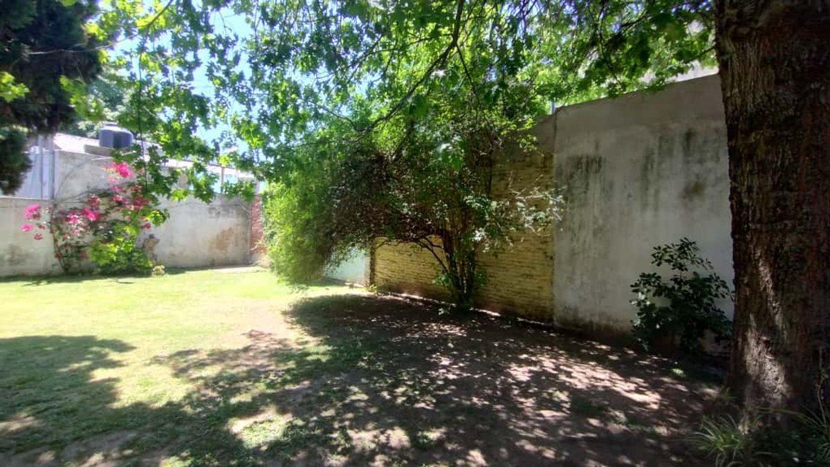 Foto de VENTA CASA 4 AMBIENTES EN BERNAL CON AMPLIO LOTE, imagen 1