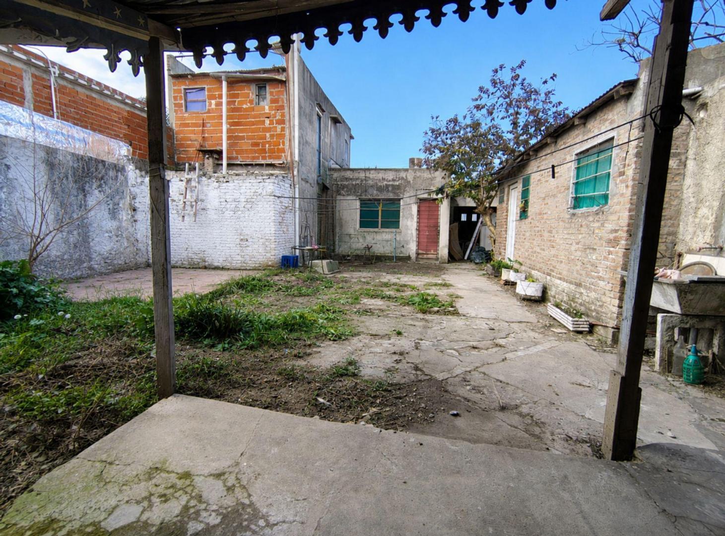 Foto de VENTA CASA 3 AMB. FONDO LIBRE GARAGE BERAZATEGUI, imagen 3