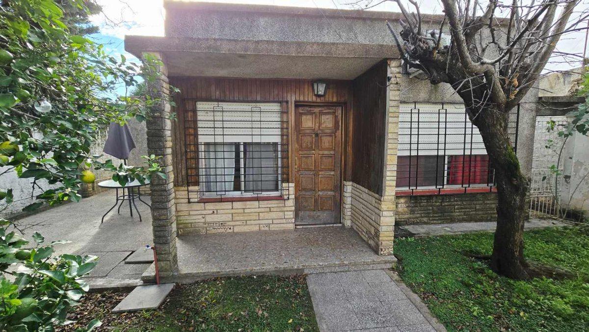 Foto de VENTA CASA 3 AMB. PARQUE Y COCHERA EZPELETA, imagen 2