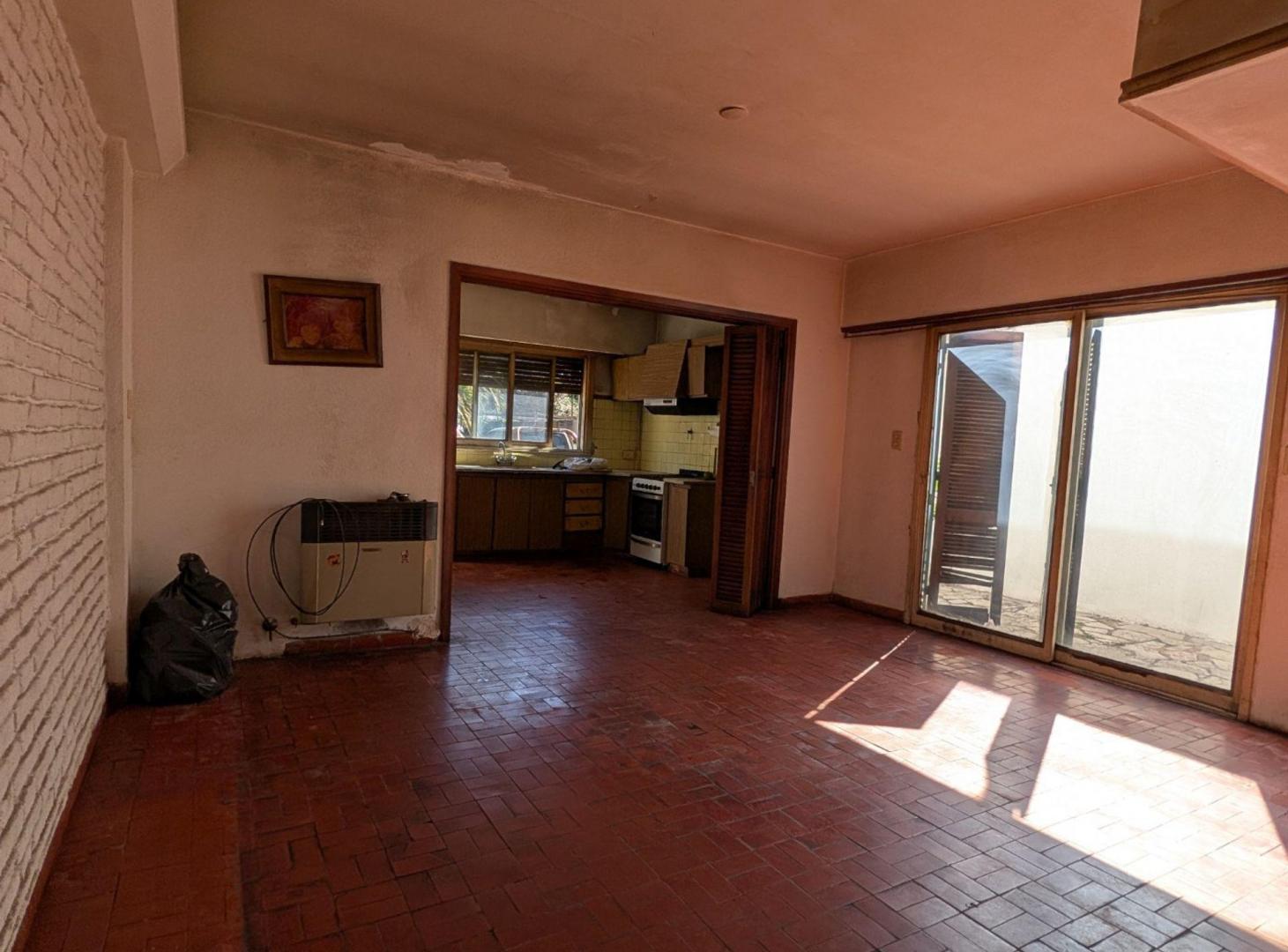 Foto de VENTA CASA 4 AMB A RECICLAR | GRAN LOTE | BERNAL, imagen 2