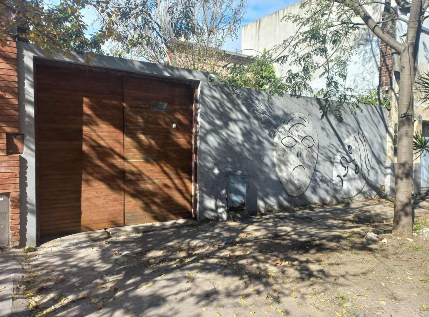 Foto de CASA EN VENTA C/ GALPON A UNA CUADRA DE MITRE, imagen 2