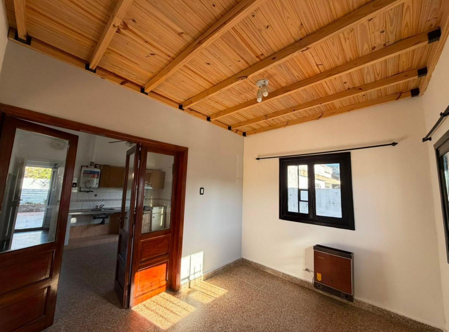Foto de VENTA CASA 3 AMBIENTES CON COHERA EN EZPELETA, imagen 2