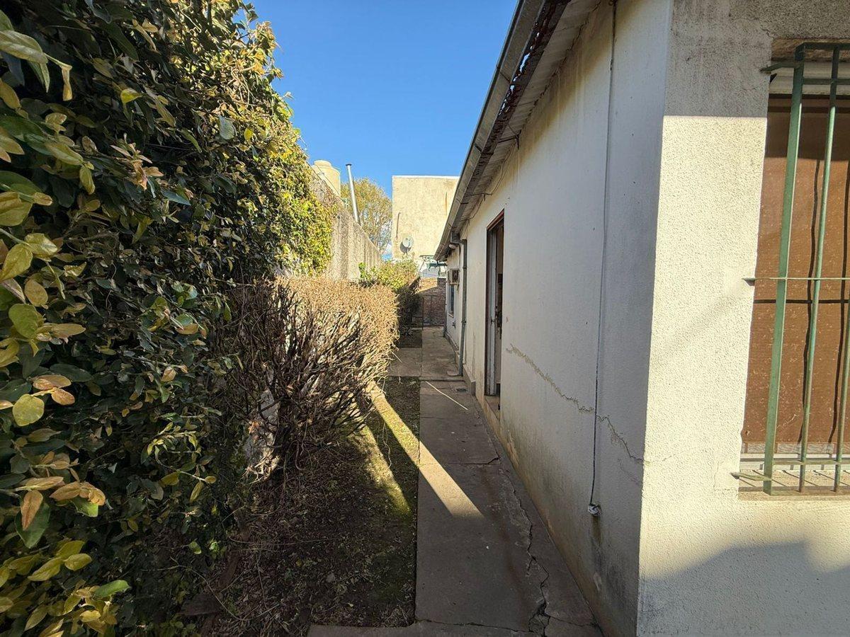 Foto de VENTA CASA 3 AMBIENTES EN BERNAL OESTE, imagen 2