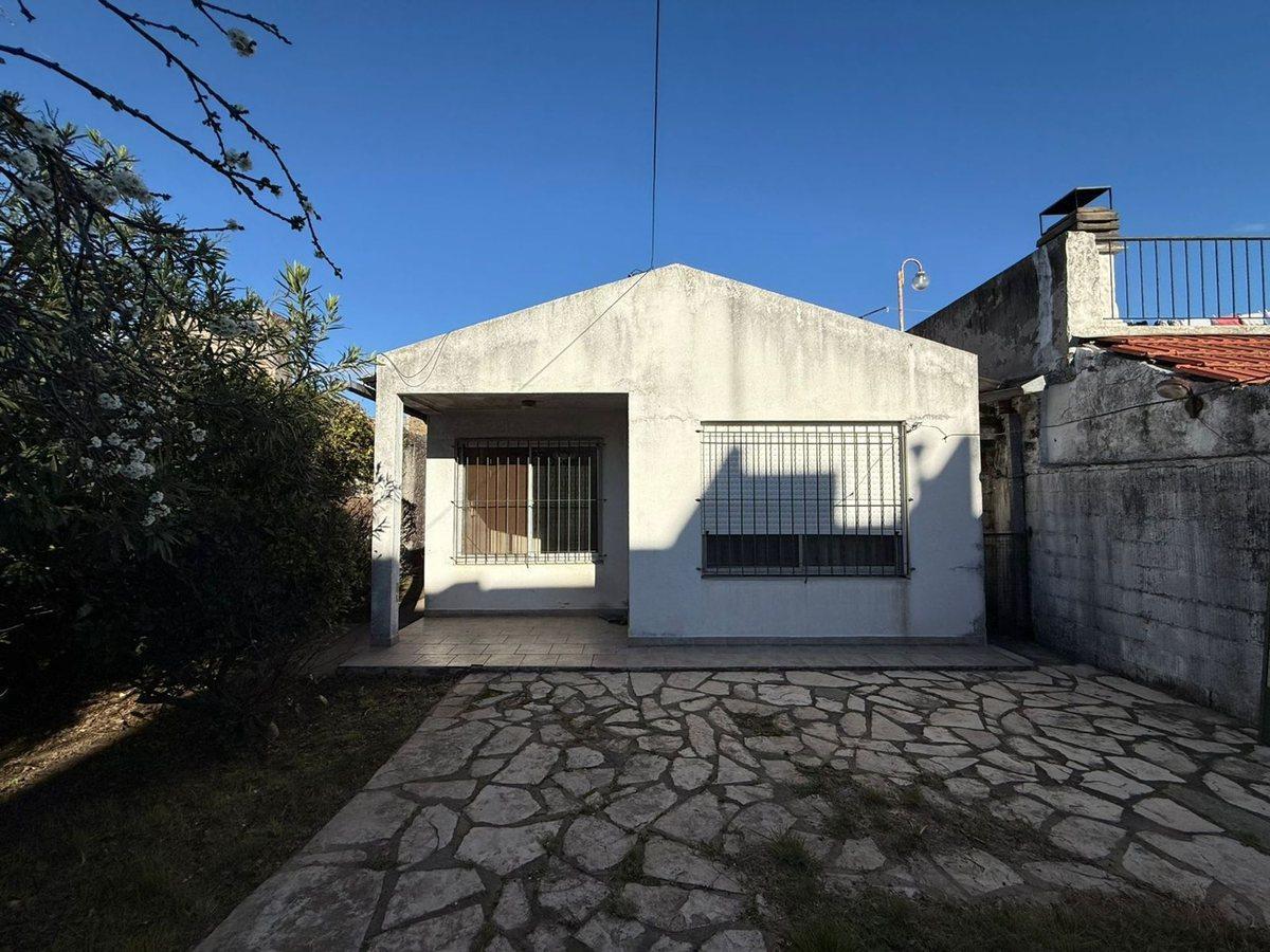 Foto de VENTA CASA 3 AMBIENTES EN BERNAL OESTE, imagen 1