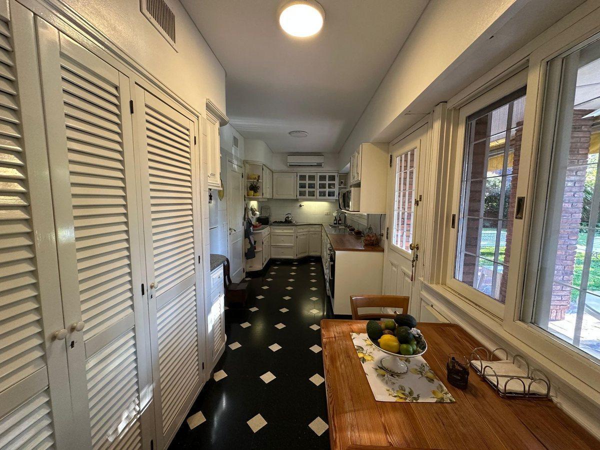 Foto de CASA 7 AMBIENTES, COCHERA Y PILETA EN QUILMES, imagen 1
