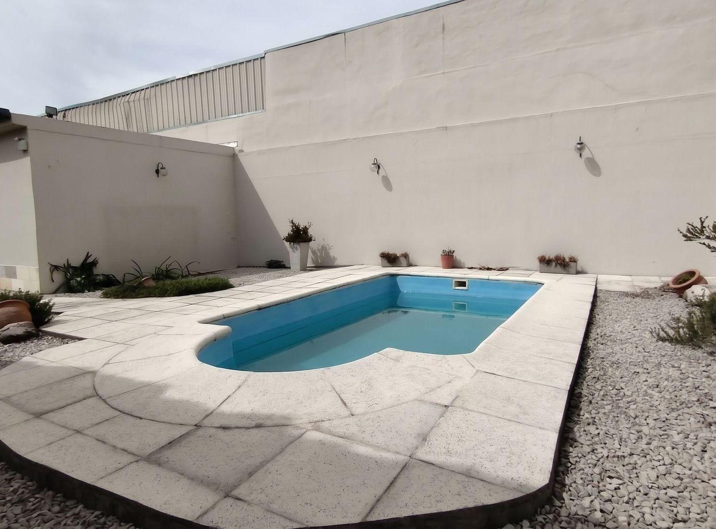 Foto de Venta casa con jardín, quincho y pileta en Quilmes, imagen 1