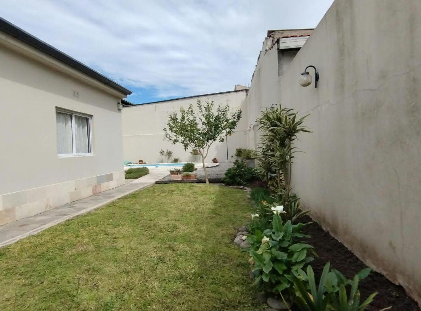 Foto de Venta casa con jardín, quincho y pileta en Quilmes, imagen 2