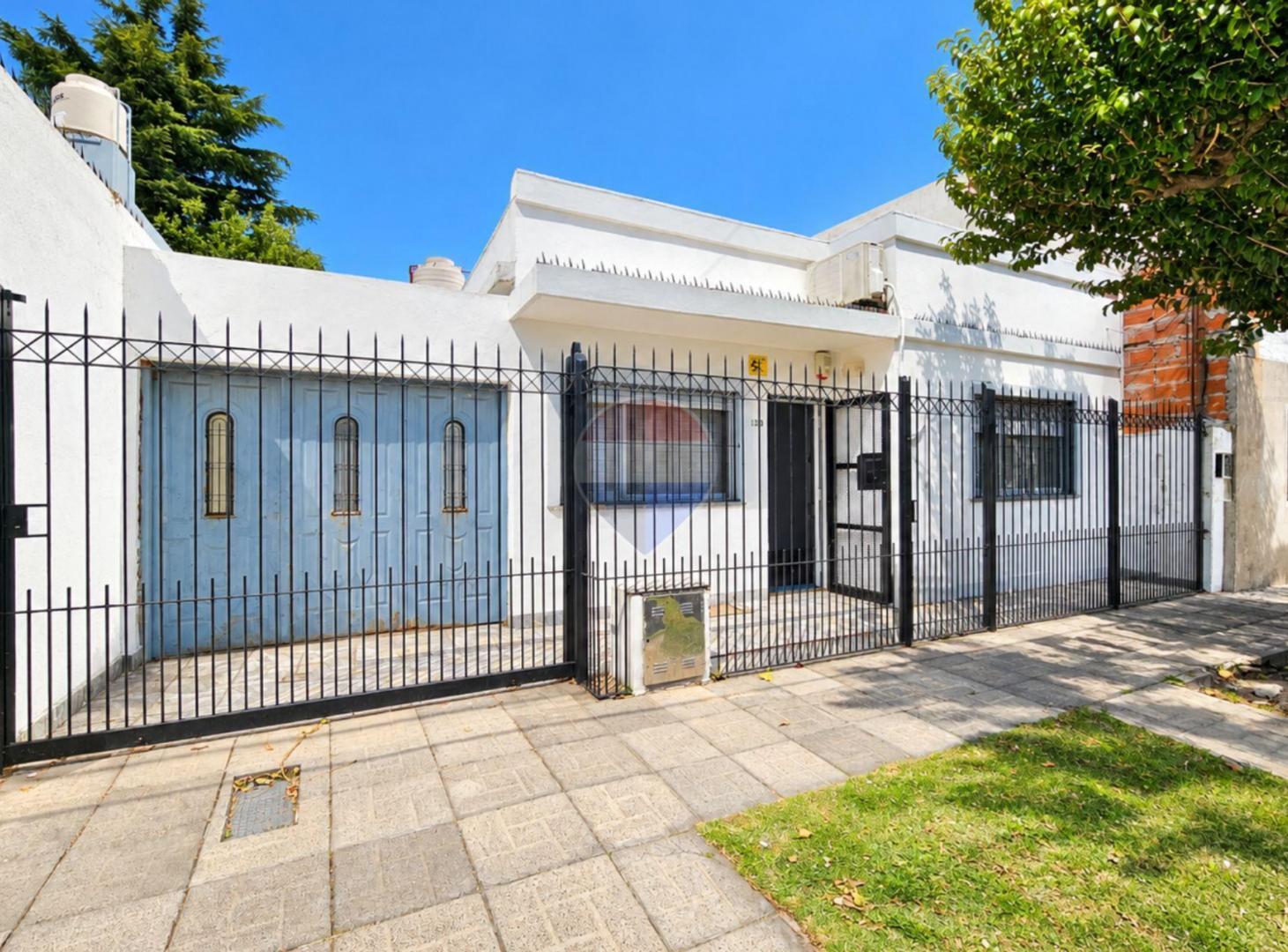 Foto de VENTA CASA 3 AMB CON COCHERA, PARQUE Y PILETA, imagen 1