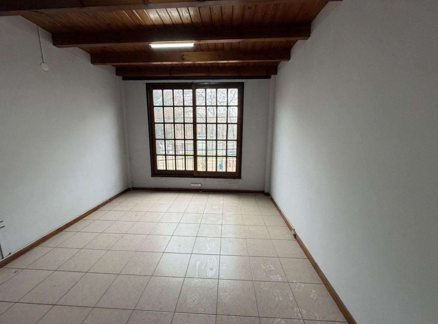 Foto de VENTA OFICINA CON COCHERA EN VARELA CENTRO, imagen 2