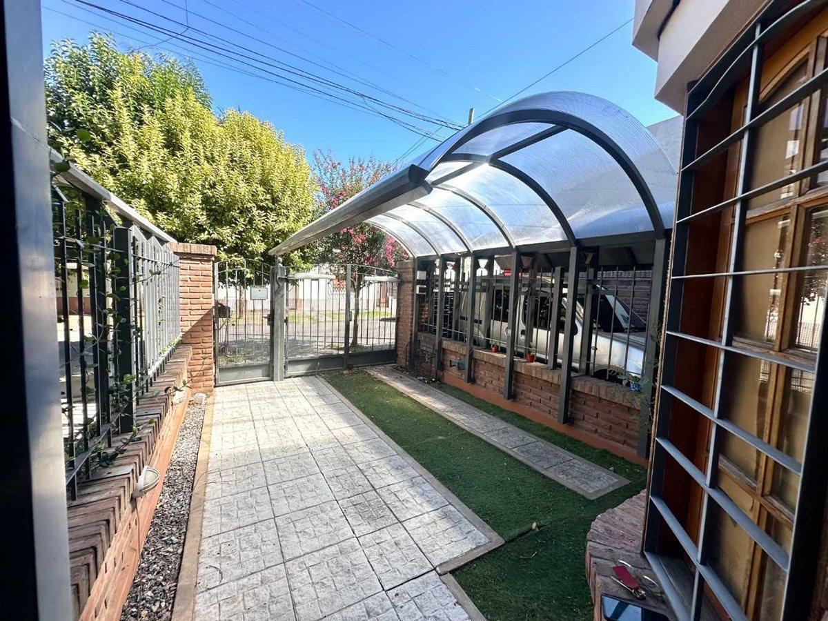 Foto de VENTA DUPLEX 3 AMBIENTES CON COCHERA EN BERNAL, imagen 4