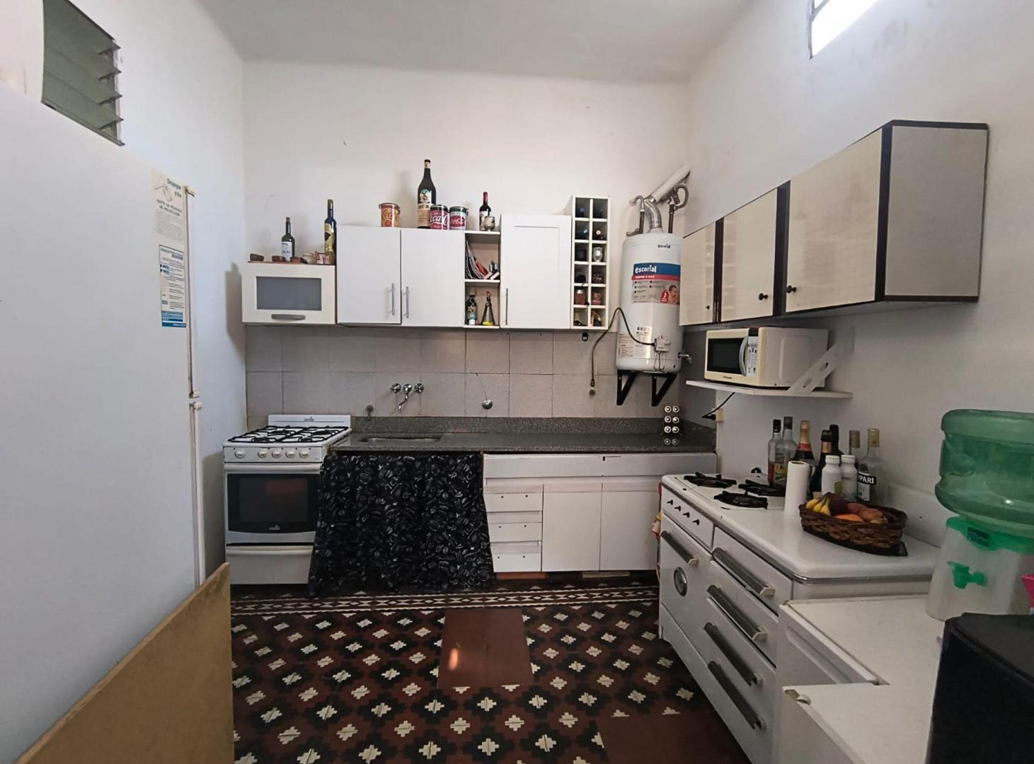 Foto de VENTA CASA 4 AMBIENTES CON COCHERA Y LOCALES, imagen 2