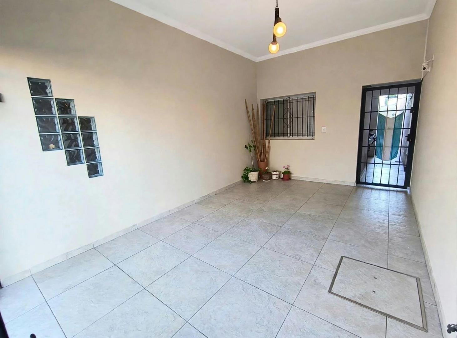 Foto de VENTA CASA 4 AMBIENTES CON COCHERA Y LOCALES, imagen 5