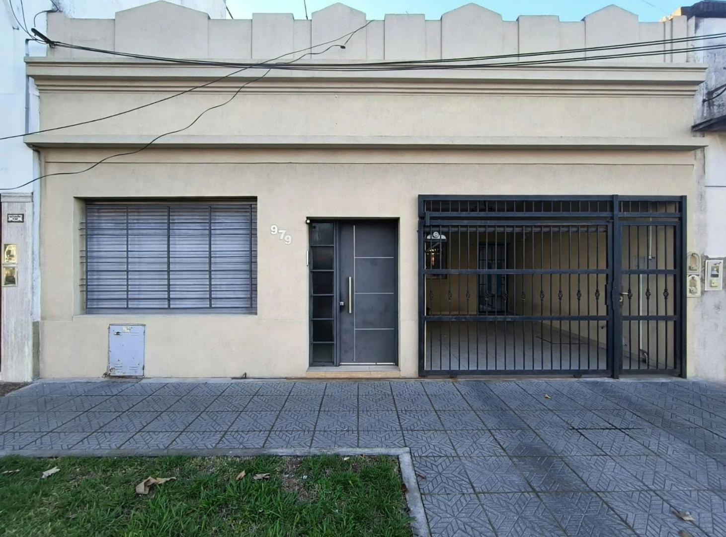 Foto de VENTA CASA 4 AMBIENTES CON COCHERA Y LOCALES, imagen 3