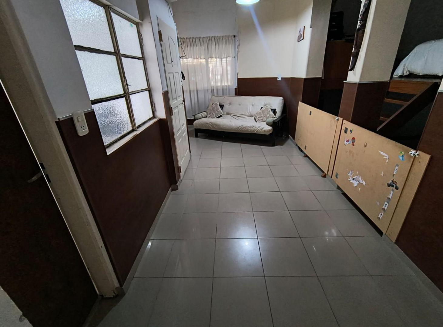 Foto de VENTA CASA 4 AMBIENTES CON COCHERA Y LOCALES, imagen 4