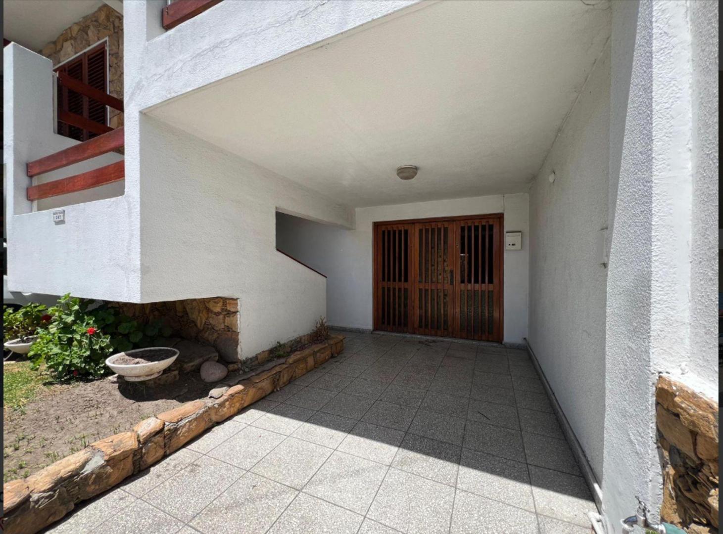 Foto de VENTA | TRÍPLEX 4 AMBIENTES CON TERRAZA – WILDE CE, imagen 1