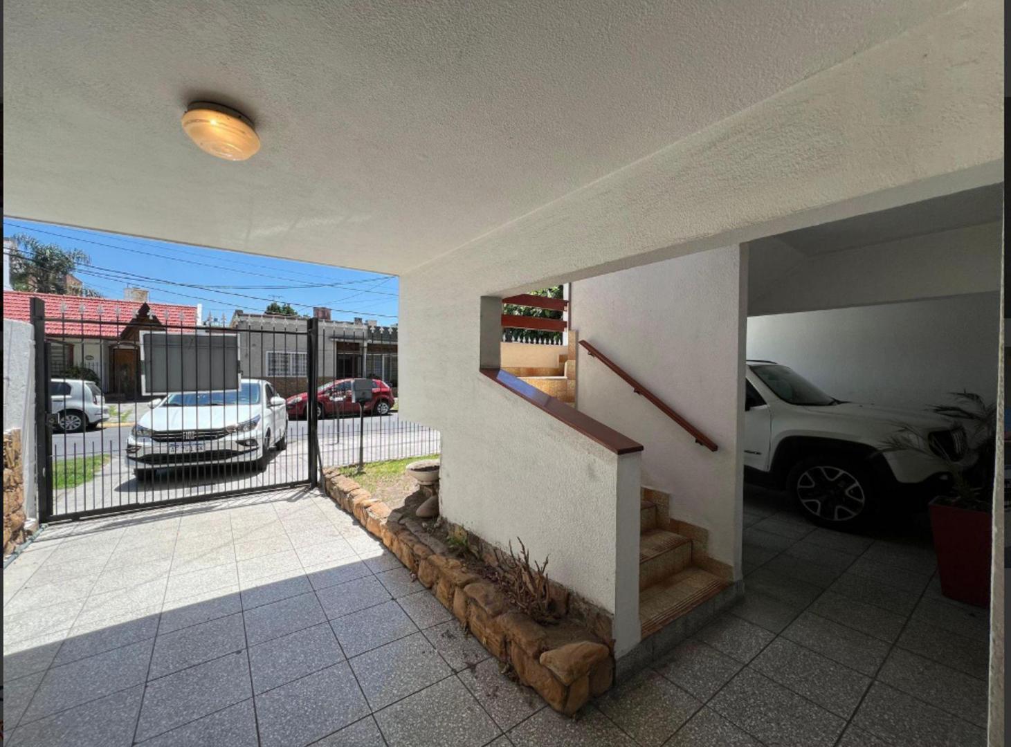 Foto de VENTA | TRÍPLEX 4 AMBIENTES CON TERRAZA – WILDE CE, imagen 2