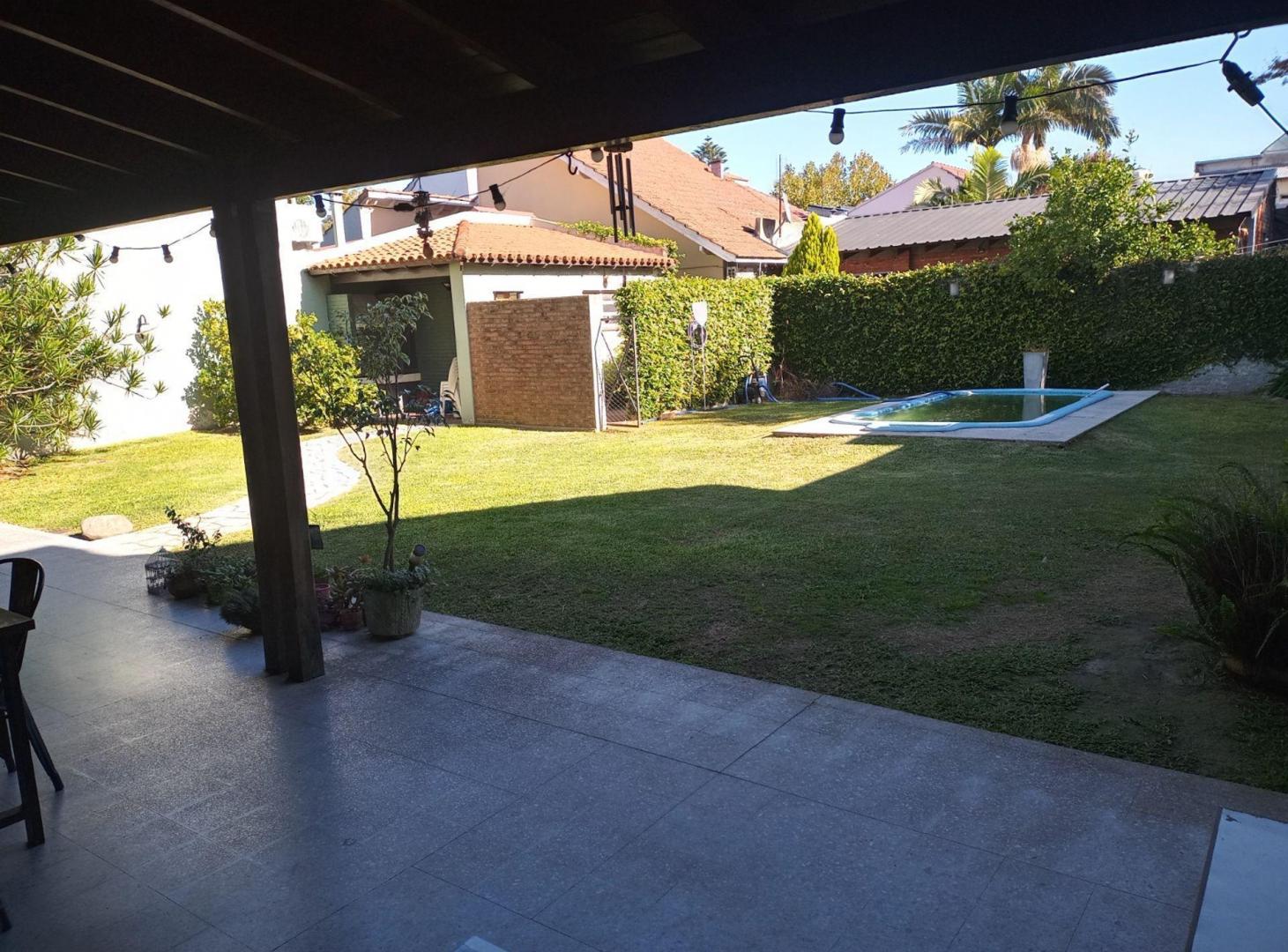 Foto de VENTA CASA 4 AMB PISCINA,PARQUE COCHERA BERNAL, imagen 2