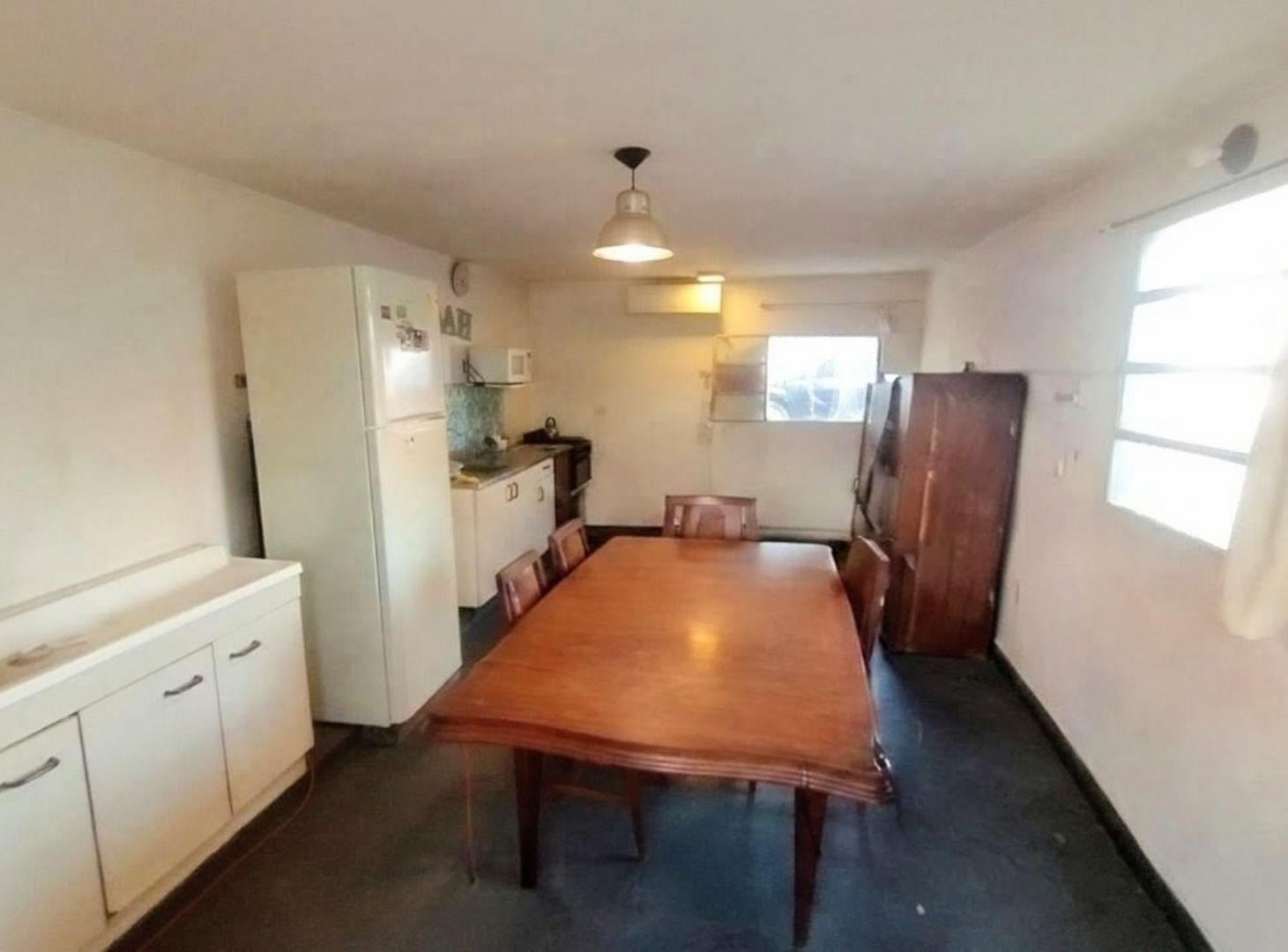 Foto de VENTA CASA 8 AMB CON PATIO BERAZATEGUI, imagen 3
