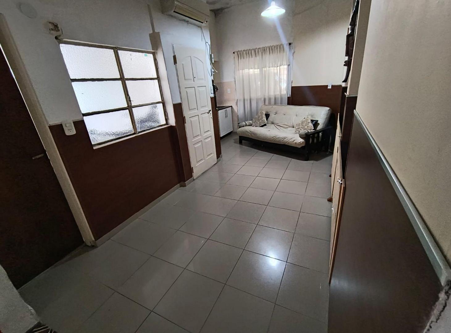Foto de VENTA CASA 4 AMBIENTES CON COCHERA Y LOCALES, imagen 5