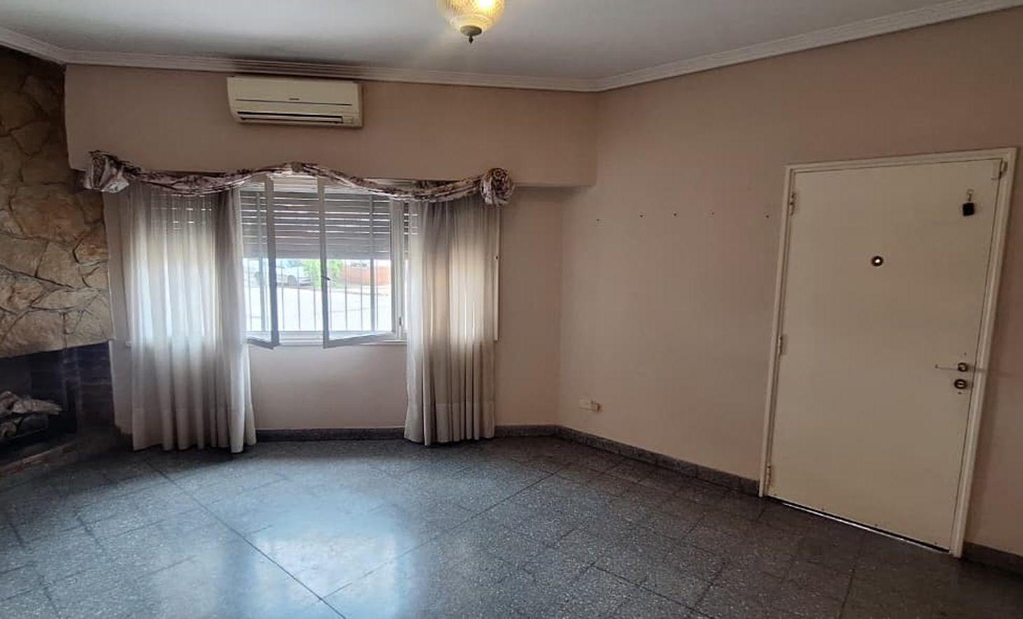 Foto de VENTA CASA 3 AMBIENTES C/COCHERA BERNAL ESTE, imagen 2