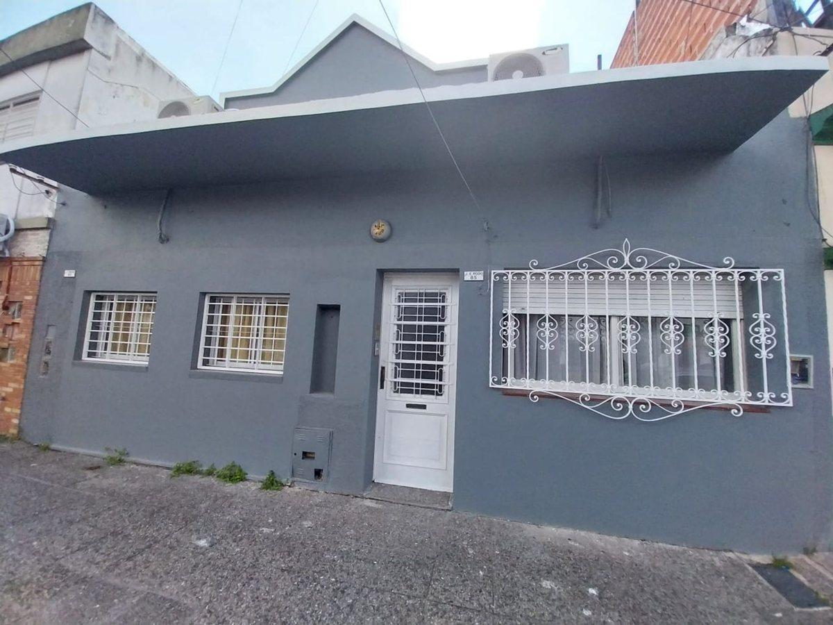 Foto de VENTA EN BLOCK LOTE CON 3 CASAS, WILDE CENTRO, imagen 2