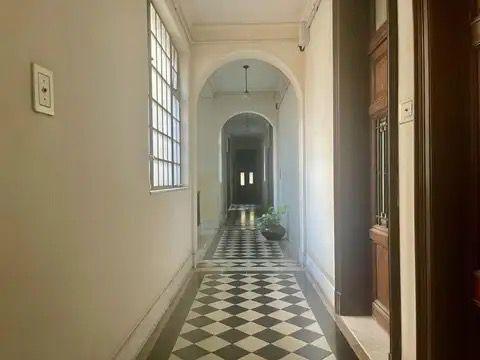 Depto en edificio de estilo, reciclado en lo mejor de Caballito.  2