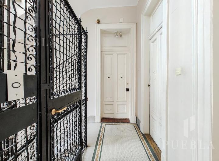 EN VENTA SEMIPISO 4 AMB DE ESTILO FRANCES, TOTALMENTE REMODELADO 3
