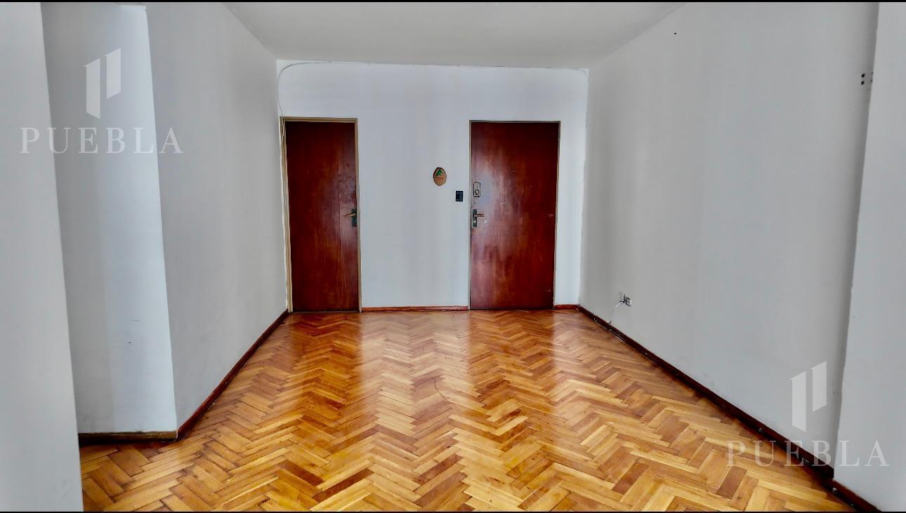 Departamento de 4 ambientes al frente con balcon y espacio guardacoche - semipiso- Caballito.