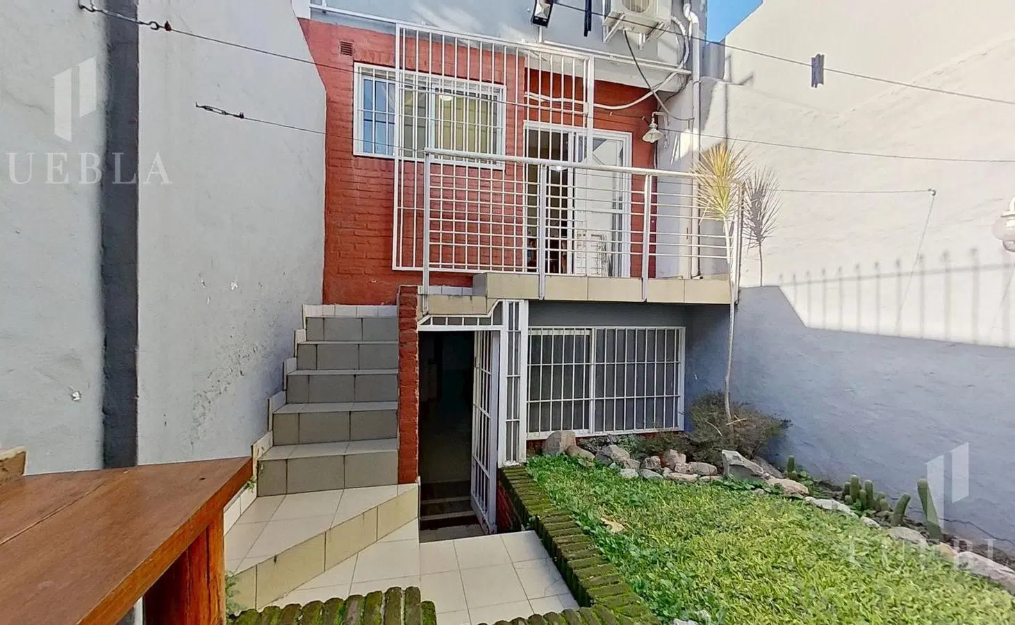 VENTA CASA TIPO DÚPLEX DE 4 AMBIENTES EN MONTECASTRO CON JARDÍN Y DOS COCHERAS 3