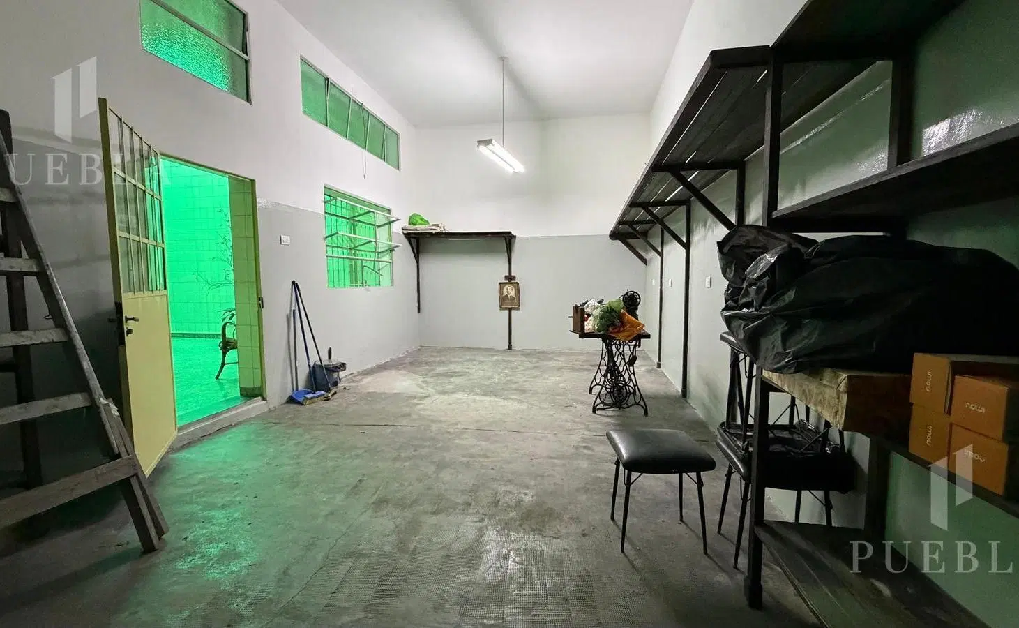 Taller / depósito con oficinas y vivienda, patio y terraza propia 3
