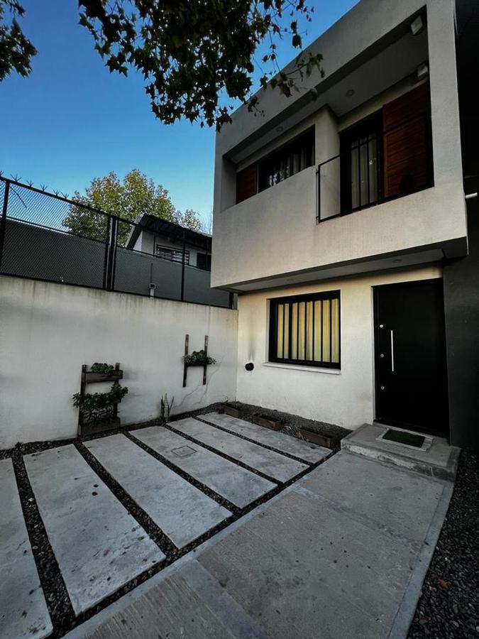 Duplex Casa de 3 Ambientes con Cochera en Ranelagh