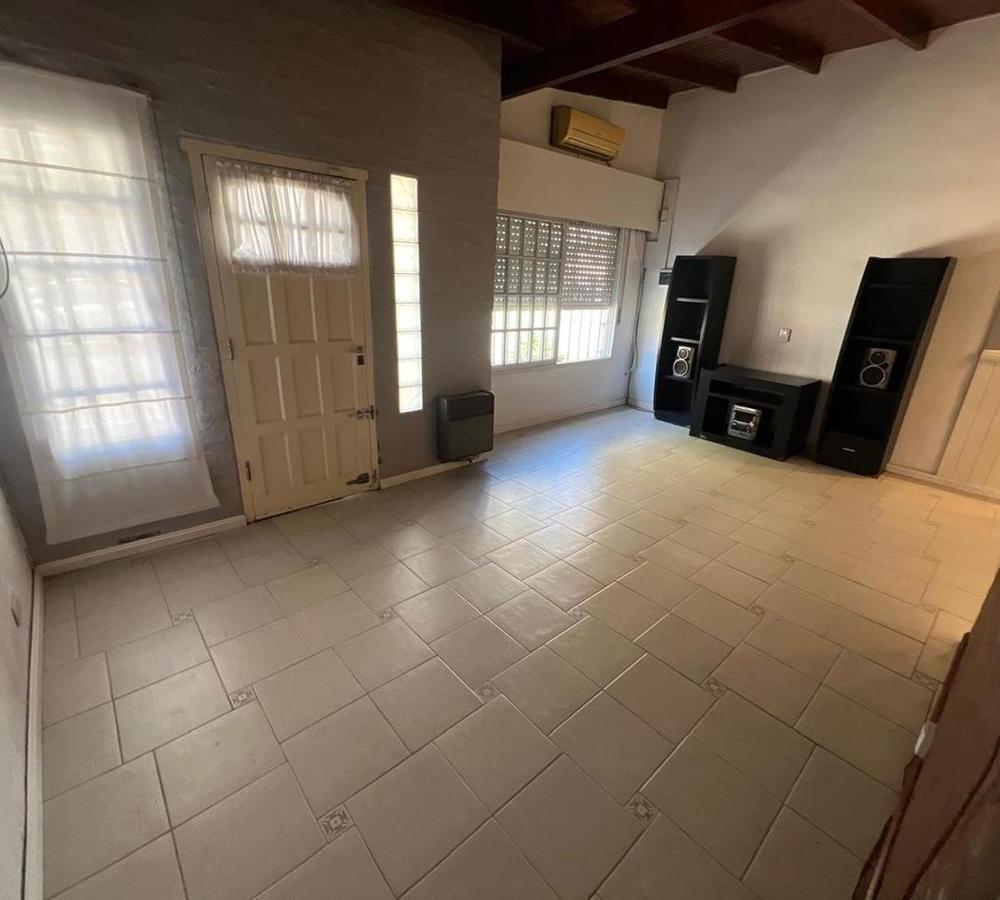 Casa en venta de 3 ambientes con cochera en Quilmes Este.
