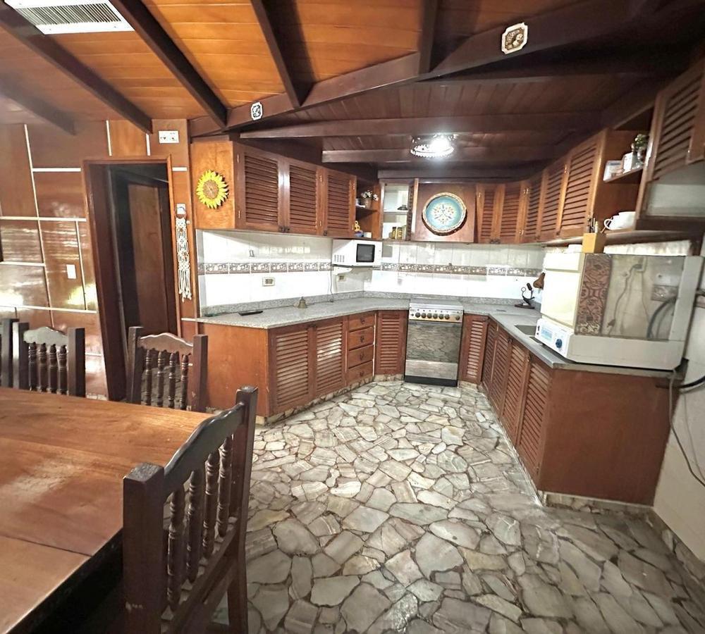 Casa de 7 Ambientes en Esquina con Cochera en Quilmes Oeste 2