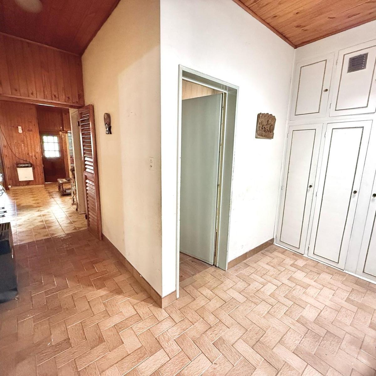 Casa en Venta de 4 Ambientes con Cochera y Patio en Quilmes 1