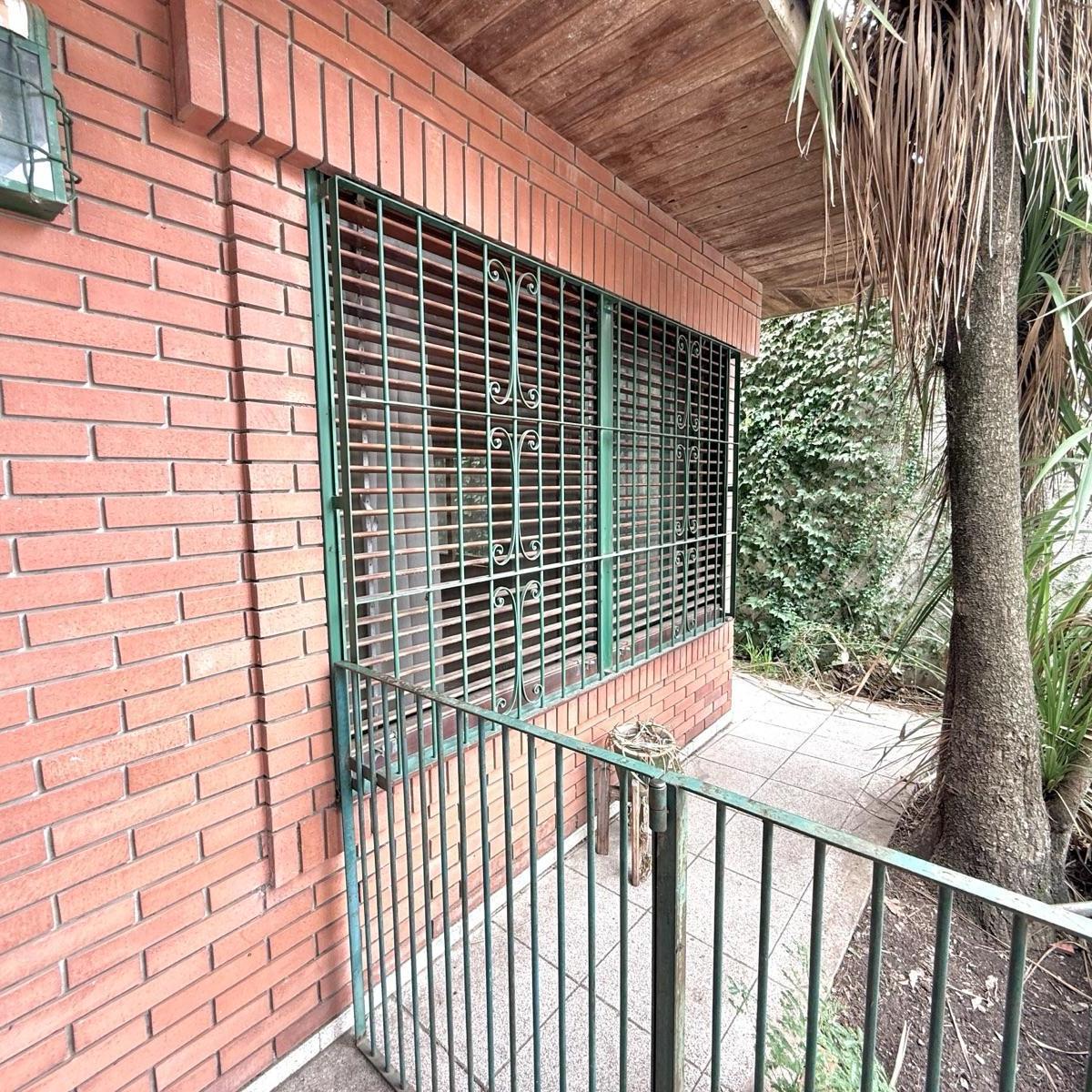 Casa en Venta de 4 Ambientes con Cochera y Patio en Quilmes 4