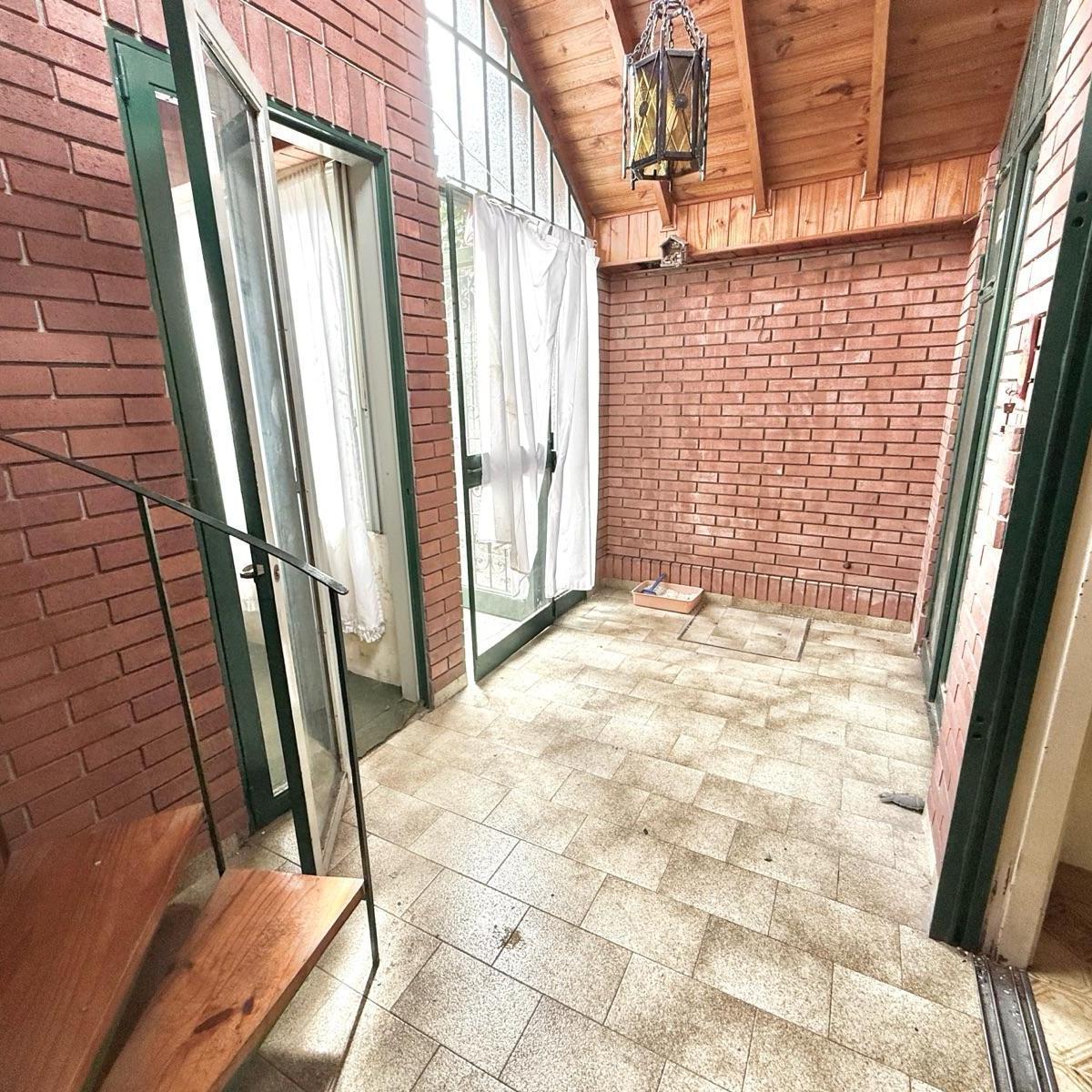 Casa en Venta de 4 Ambientes con Cochera y Patio en Quilmes 5