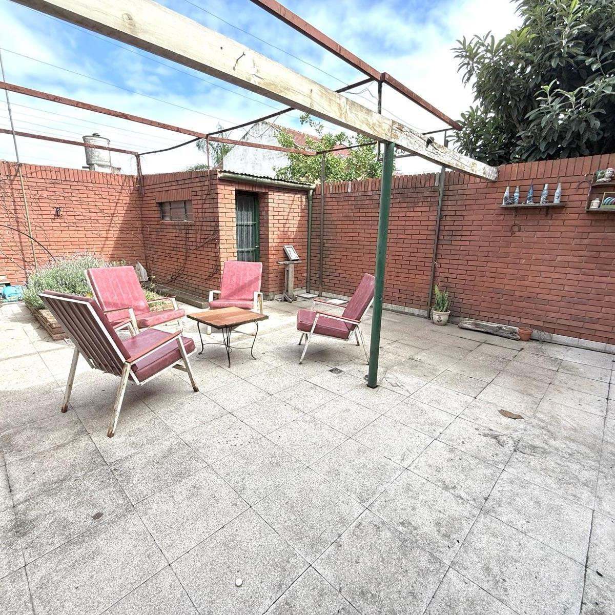 Casa en Venta de 4 Ambientes con Cochera y Patio en Quilmes 2