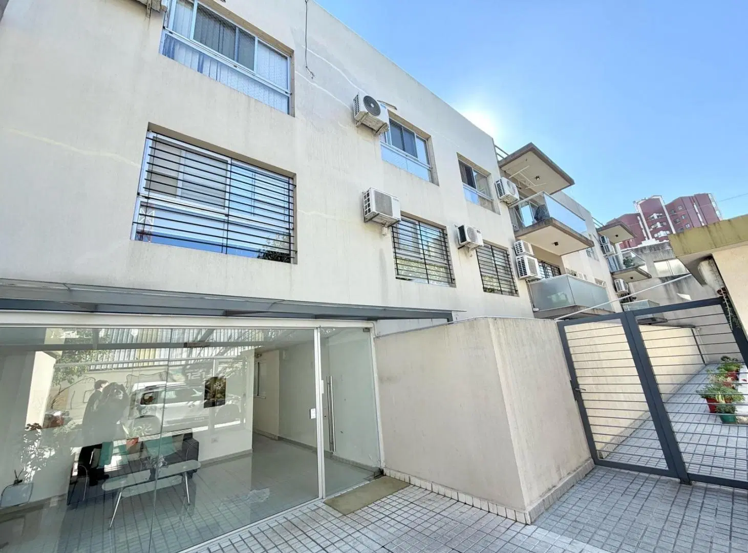 Departamento en Venta de 3 Ambientes con Cochera en Bernal Centro 2
