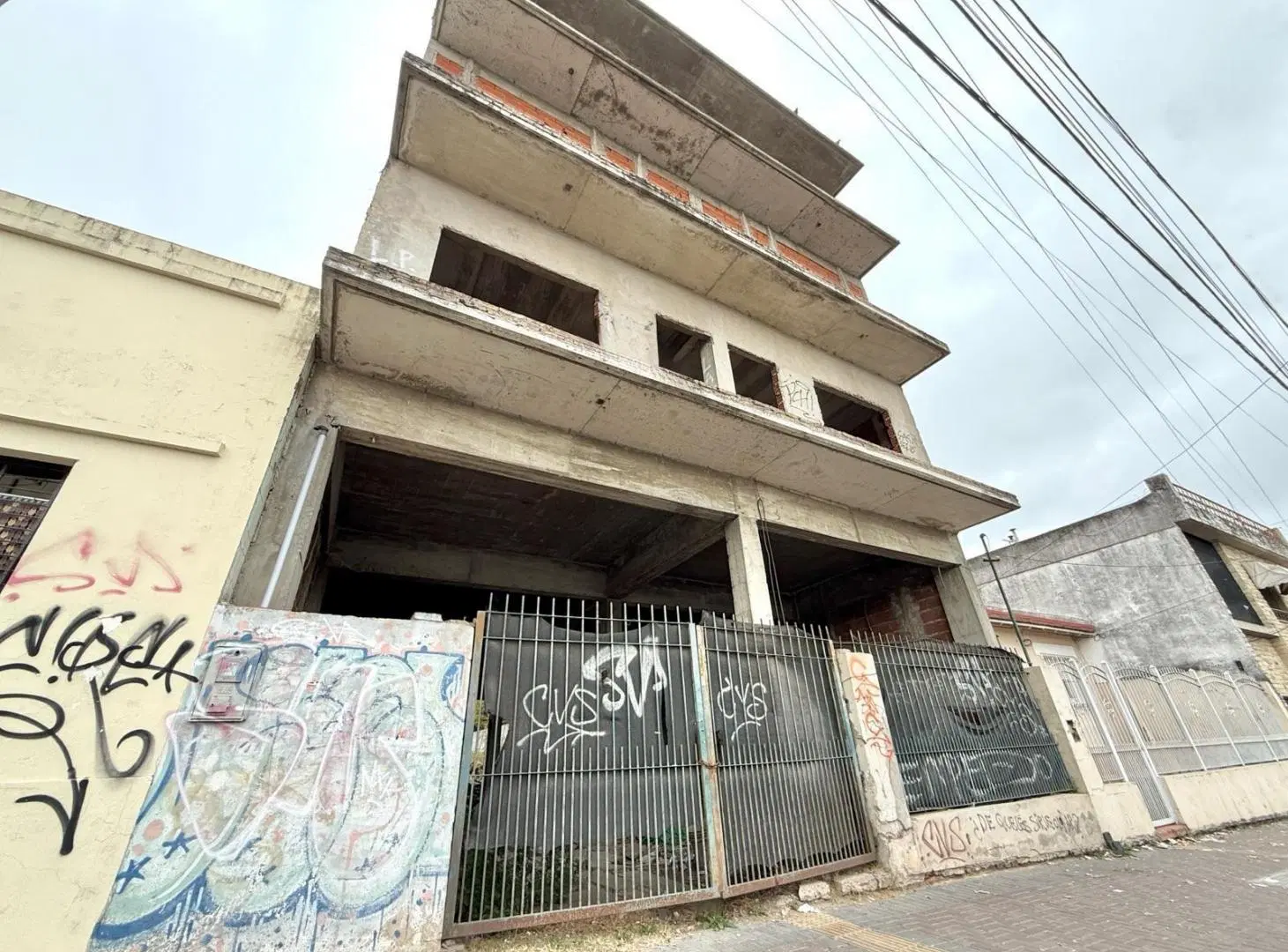 Terreno Local Oficinas Cochera en Construcción en Berazategui 2