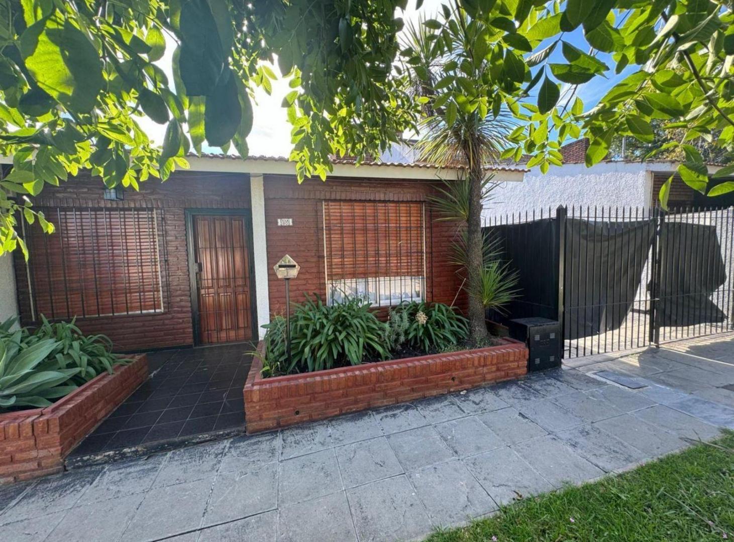 Casa tres ambientes con cochera en venta - Quilmes este