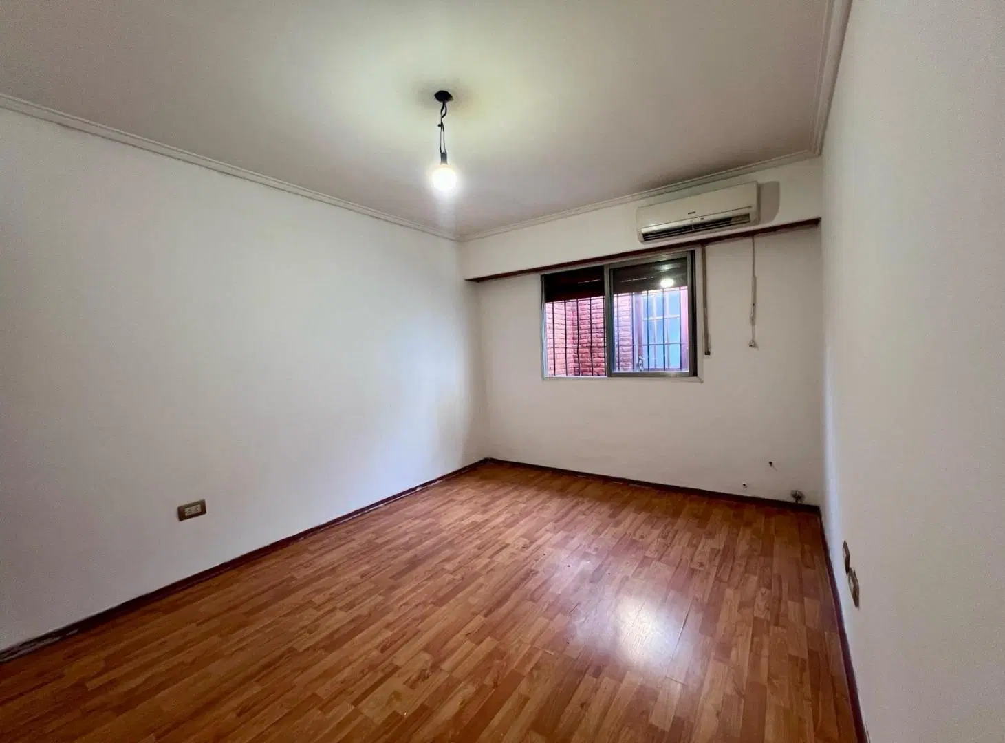 Casa tres ambientes con cochera en venta - Quilmes este 2
