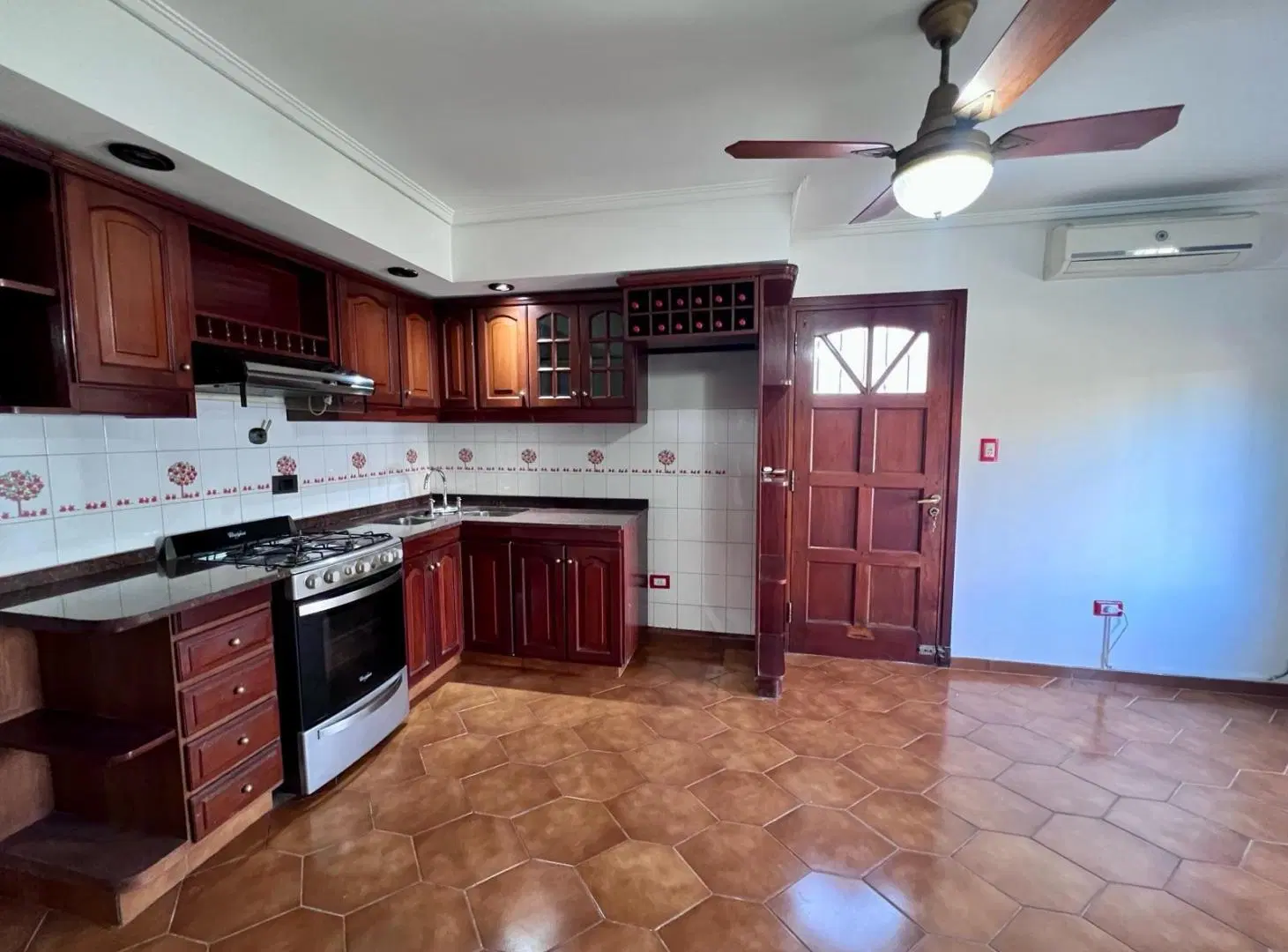 Casa tres ambientes con cochera en venta - Quilmes este 5
