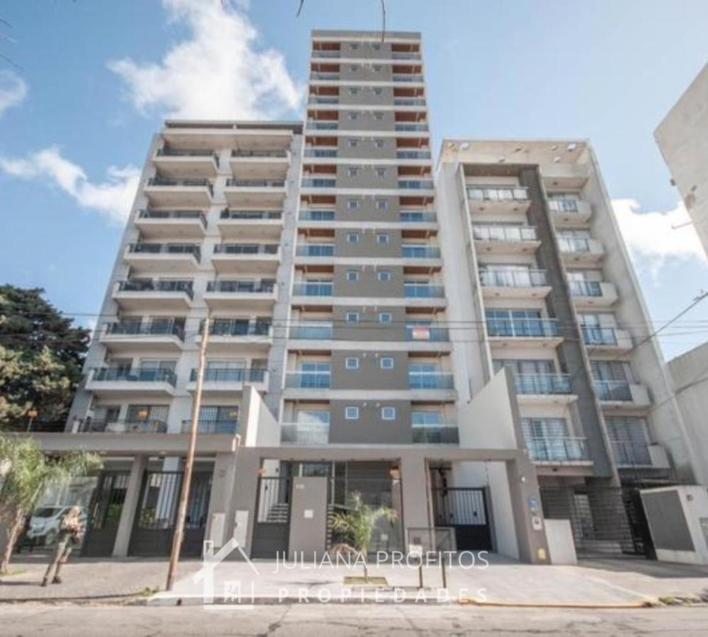 Departamento de 2 Ambientes con Cochera en Bernal Centro