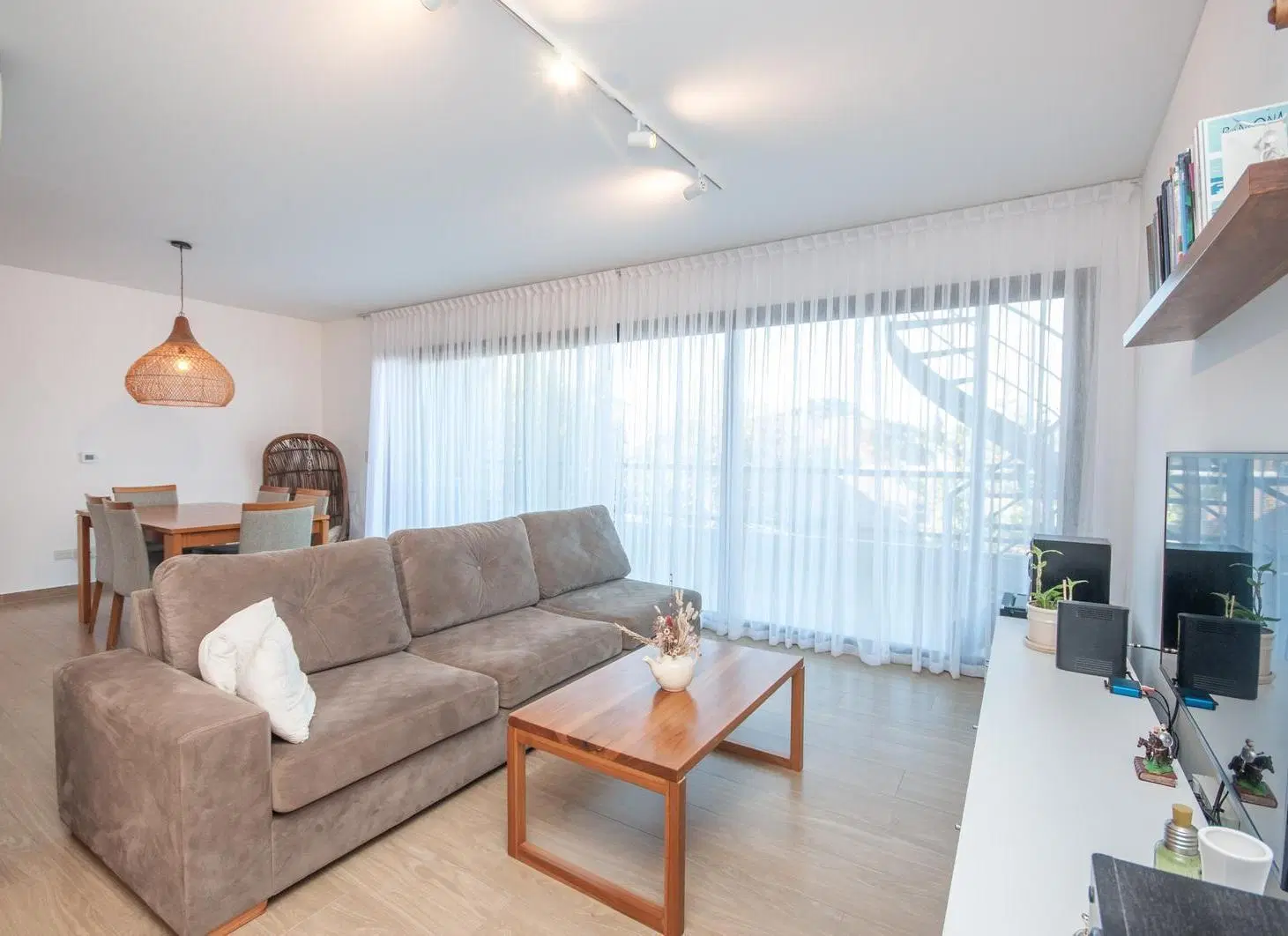 Departamento cuatro ambientes en venta con dos cocheras - Living Quilmes.- 4