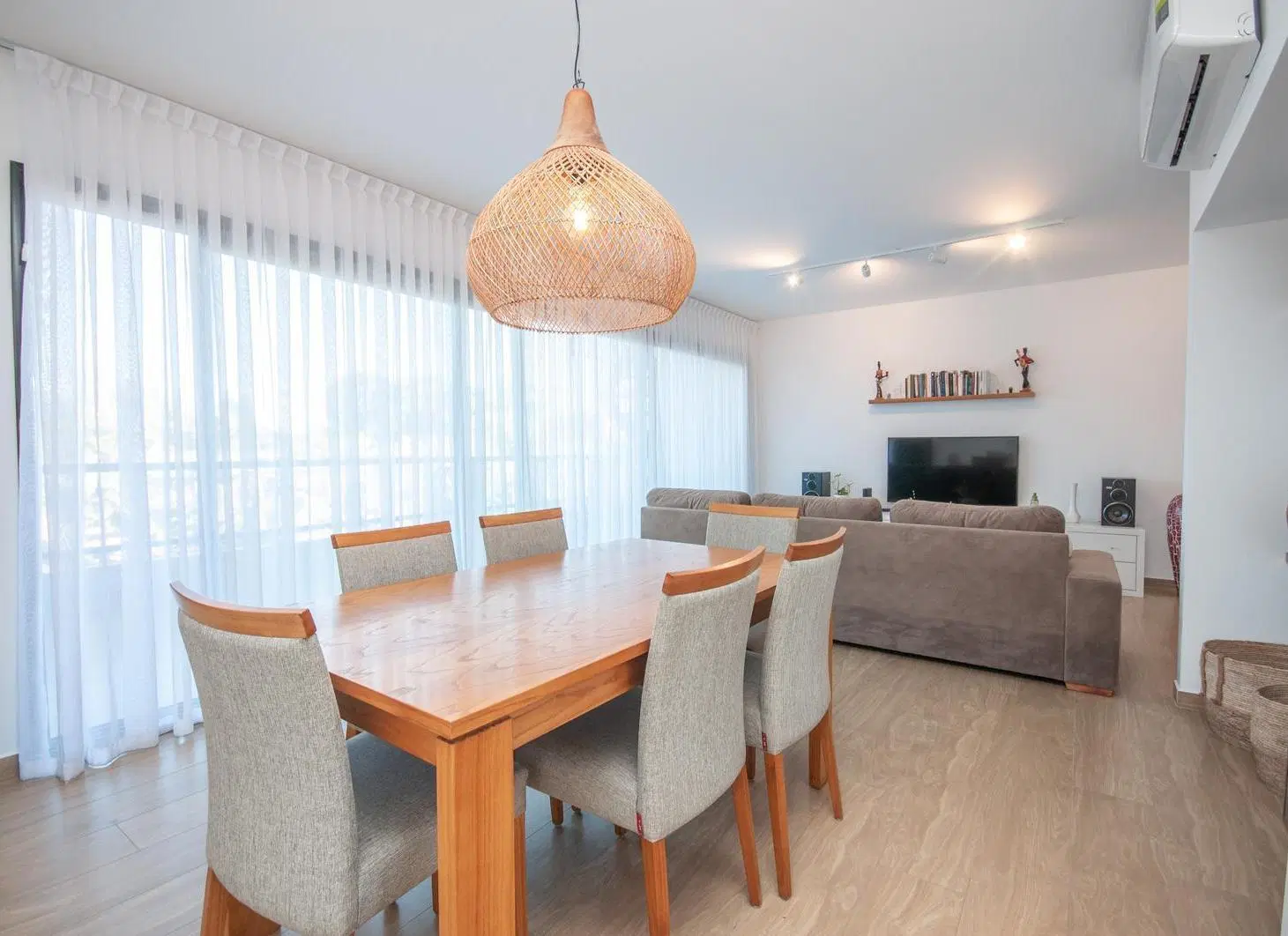 Departamento cuatro ambientes en venta con dos cocheras - Living Quilmes.- 2