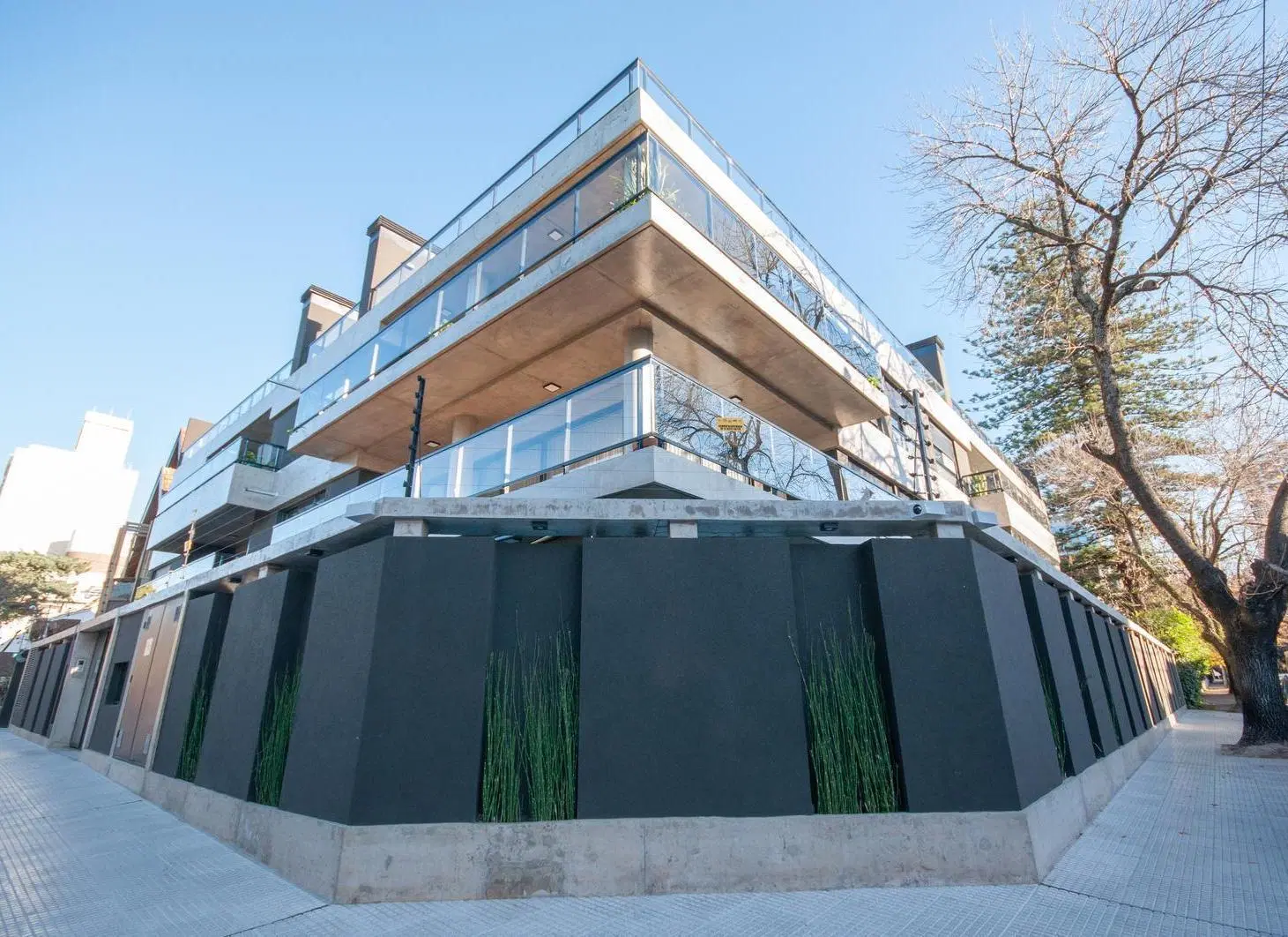 Departamento cuatro ambientes en venta con dos cocheras - Living Quilmes.- 3